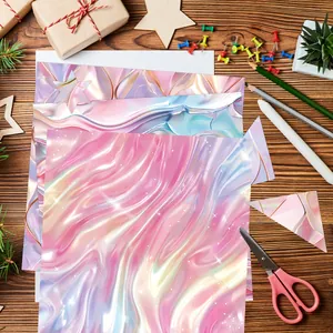 Gros plan de papier de scrapbooking irisé rose avec texture de soie chatoyante et étoiles