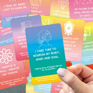 Dettaglio di carte di affermazione colorate con citazioni positive e suggerimenti