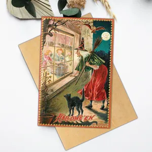 Vue détaillée d'une carte de vœux Halloween vintage avec sorcière et enveloppe kraft