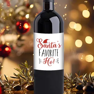 Dettaglio dell'etichetta del vino con testo natalizio e sfondo con luci bokeh calde