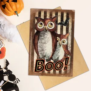 Detail van Halloween-wenskaart met uilen en Boo-tekst op een vintage enveloppe