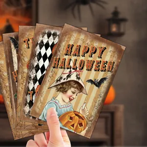 Detailopname van vintage Halloween-wenskaarten met handgetekende retro illustraties