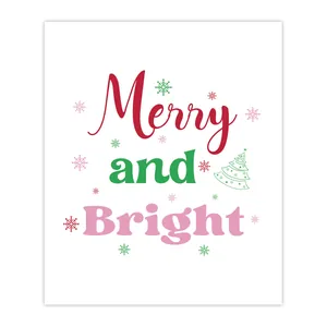 Dettaglio etichetta natalizia 'Merry and Bright' con alberi festivi e motivi di fiocchi di neve