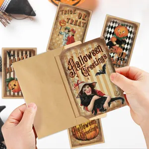 Detail van vintage Halloween wenskaarten met zwarte kat illustraties en kraft enveloppen