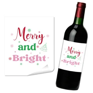 Dettaglio di etichette natalizie per vino con scritte Merry and Bright su bottiglia