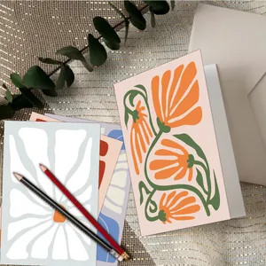 Biglietti d'auguri stile Matisse con motivi floreali astratti e buste, vista dall'alto