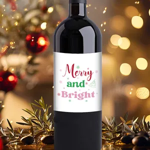 Dettaglio dell'etichetta del vino di Natale con testo Merry and Bright e decorazioni
