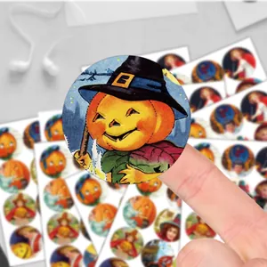 Gros plan d'autocollants Halloween vintage pour sceller les enveloppes et cadeaux