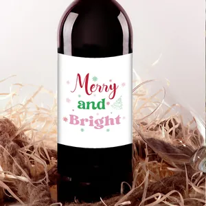 Dettaglio etichette natalizie Merry and Bright su bottiglia scura con decorazioni festive