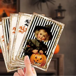 Detail van vintage Halloween-kaarten met heksenontwerpen in een uitgewaaierde weergave