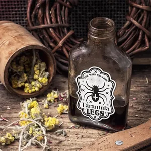 Detalle de etiquetas vintage de Halloween para pociones en botellas de vidrio café