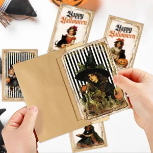 Detail van een vintage Halloween-wenskaart met zwarte kat en kraftpapier envelop