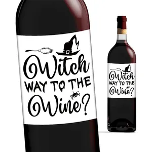 Détail macro de l'autocollant Halloween pour bouteille de vin avec design de texte