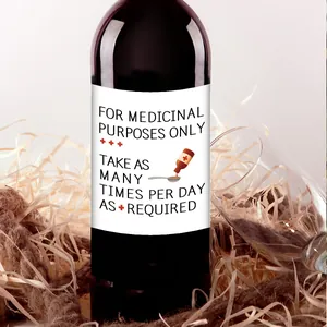 Dettaglio di un'etichetta divertente per vino di Natale su una bottiglia di vetro