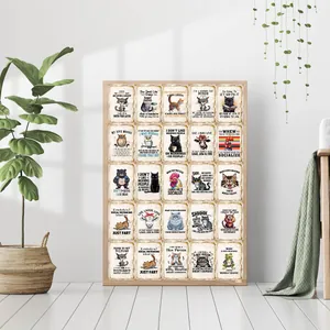 Photo lifestyle de 25 cartes postales d'animaux vintage en grille 5x5 avec plantes