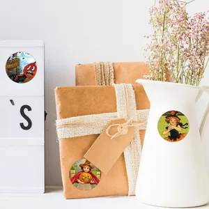 Gros plan d'autocollants d'Halloween sur boîte cadeau pour décoration festive
