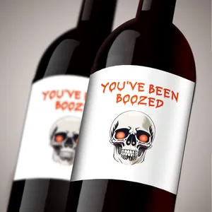 Détail des autocollants d'Halloween 'YOU'VE BEEN BOOZED' avec crâne sur bouteille de vin