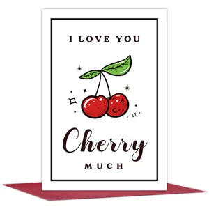 Gros plan sur la carte de vœux blanche avec cerises et enveloppe rouge
