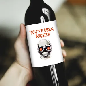 Gros plan sur l'autocollant Halloween 'You've Been Boozed' sur une bouteille de vin