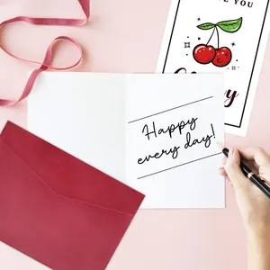 Détail de la carte de remerciement cerise avec texte Happy Every Day et enveloppe bordeaux