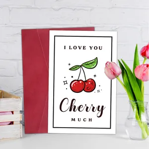 Détail de la carte I LOVE YOU Cherry MUCH avec enveloppe rouge et fond floral élégant
