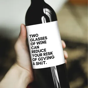 Nahaufnahme lustiger Weinflaschenaufkleber mit minimalistischer Typografie auf Glas