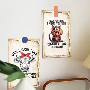Affiches d'animaux rétro avec une vache et un chat drôles dans un décor d'intérieur