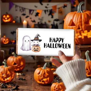 Dettaglio di una mano con cioccolato Happy Halloween con disegno di fantasma e zucca
