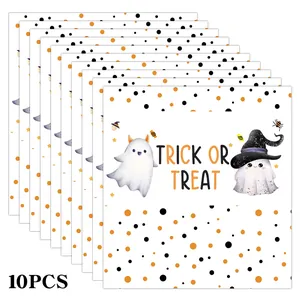 Vista macro di 10 involucri per caramelle di Halloween con fantasmi e motivi di zucche