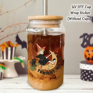 Halloween UV DTF Tassenaufkleber mit einer Retro-Hexe auf einem Besen und Mond