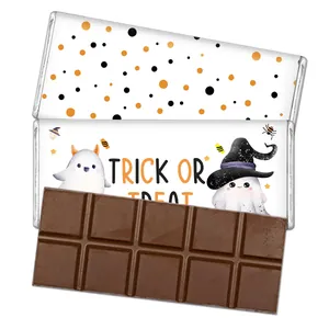 Vista macro degli involucri di cioccolato di Halloween con fantasmi e scritta Trick or Treat