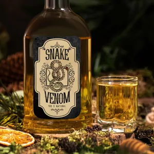 Détail de l'autocollant de bouteille de vin de Noël avec motif Snake Venom et décor mousse