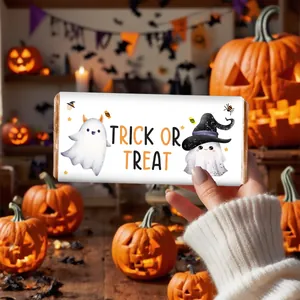 Dettaglio di involucri per caramelle di Halloween con graziose illustrazioni di fantasmi