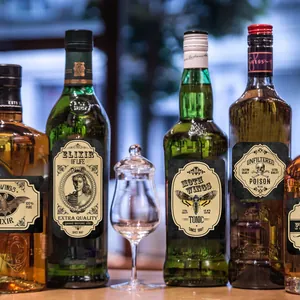 Étiquettes vintage apothicaire motifs gothiques sur bouteilles verre déco Noël