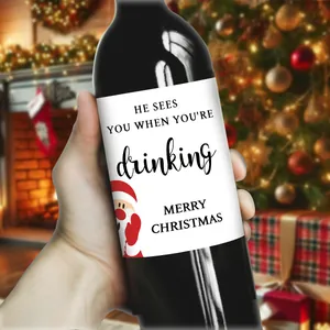 Nahaufnahme eines lustigen Weihnachts-Weinetiketts mit Weihnachtsmann und Text