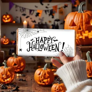 Dettaglio degli involucri per barrette di cioccolato Happy Halloween con ragnatele e pipistrelli
