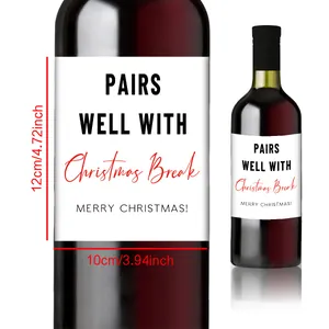 Nahaufnahme lustiger Frohe Weihnachten Weinflaschenetiketten mit festlichem Schriftdesign