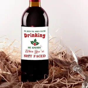 Étiquettes de vin drôles de Noël avec blagues de nouveauté sur bouteilles et décor festif