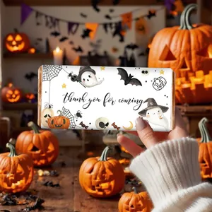 Dettaglio di involucri di cioccolato per Halloween con fantasmi e zucche in mano