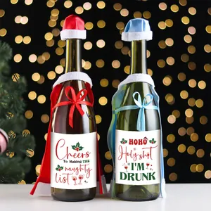 Étiquettes de bouteille de vin amusantes avec mini bonnet de Noël et cape pour fêtes