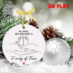 Nahaufnahme von 2D-Acryl-Weihnachtsschmuck mit 2025 Familie zu dritt Design und Band