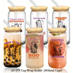 Detailansicht 16oz Glas mit bunten UV-DTF-Halloween-Geister-Aufklebern für Tassen