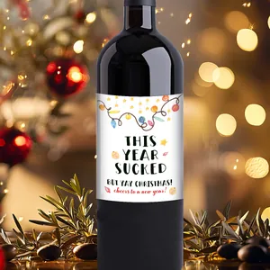 Détail de l'étiquette de vin de Noël adhésive avec texte festif sur bouteille noire