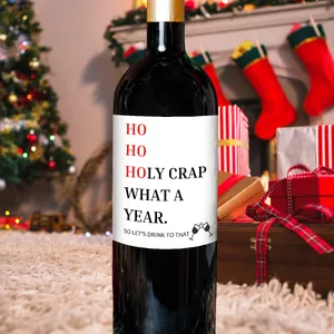 Lustiges Weihnachts-Weinetikett mit Ho Ho Holy Crap Text auf festlichem Hintergrund