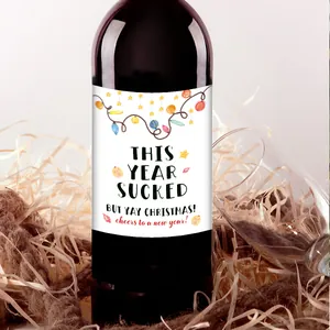 Détail des étiquettes de vin festives avec guirlandes colorées et motifs d'étoiles de Noël