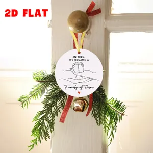 Detailansicht eines 2D Acryl Weihnachtsanhängers mit 2025 Motiv an einem Türgriff