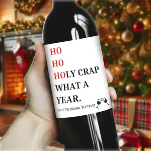 Nahaufnahme lustiger Weihnachts-Weinetiketten mit HO HO HOLY CRAP Slogan auf Flasche