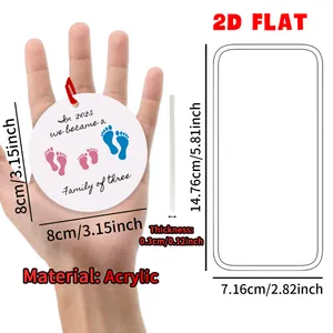 Detail der 8cm Acryl-Weihnachtsdeko mit Aufdruck zur Familiengründung 2025 und Baby-Fußabdrücken
