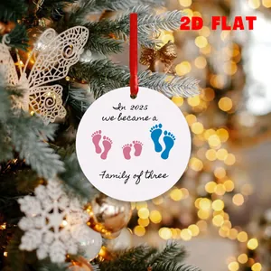 Makro-Detail eines 2D flachen Acryl-Weihnachtsanhängers 2025 Familie zu dritt am Baum