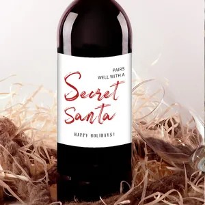 Détail des étiquettes de vin Secret Santa avec emballage cadeau de Noël rustique